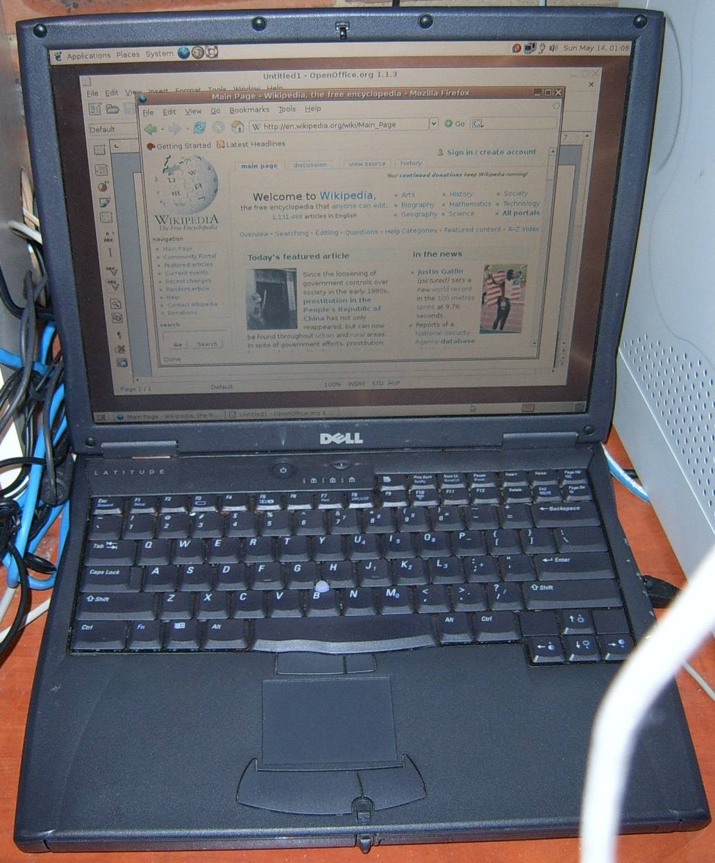 Laptop mit einer Tabellenansicht von Datenreihen auf dem Bildschirm