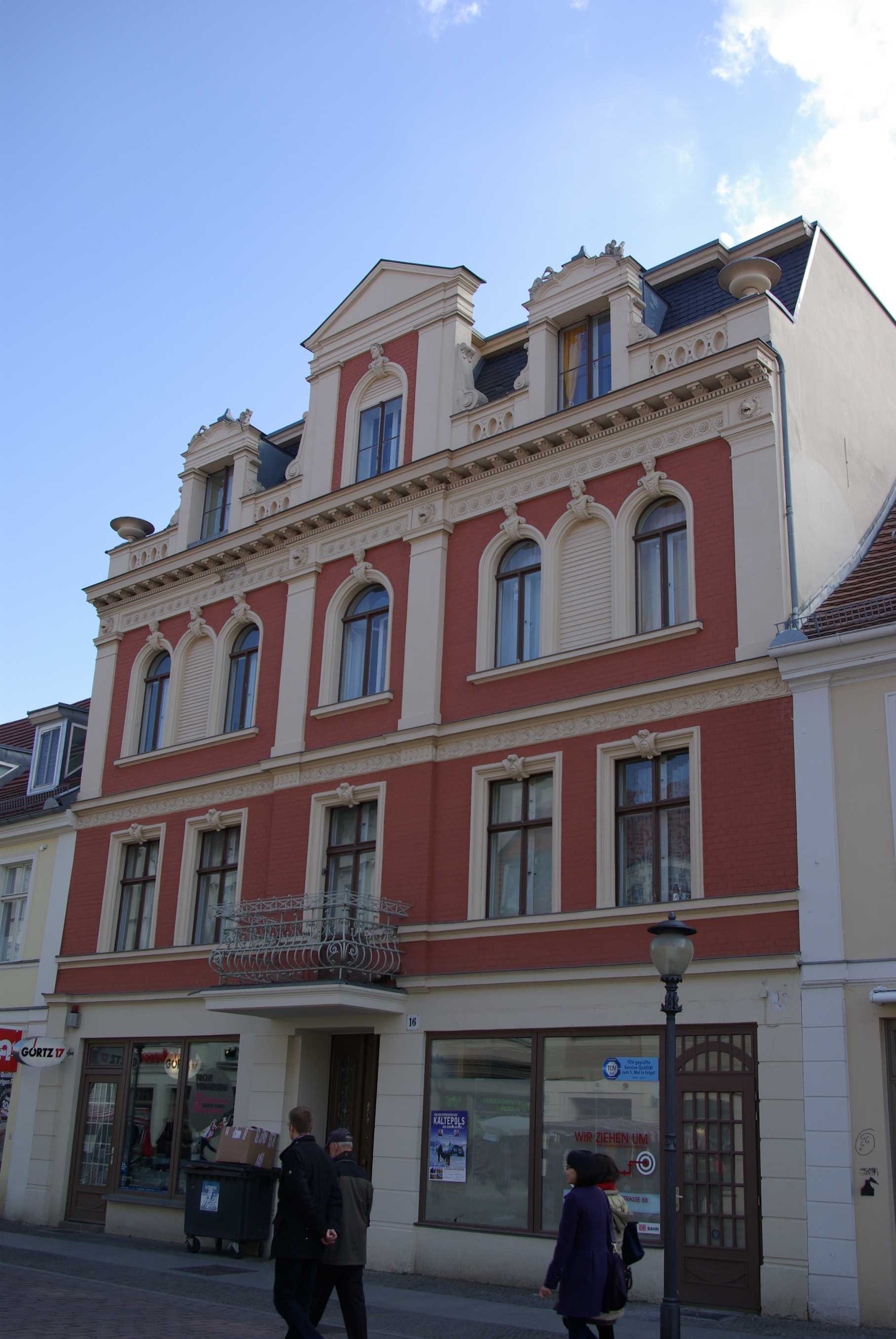 Straßenfassade eines Wohn- und Geschäftshauses in der Brandenburger Straße in Potsdam